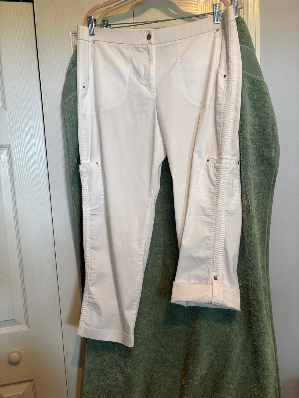 Chico's White Crop Pants. NWOT